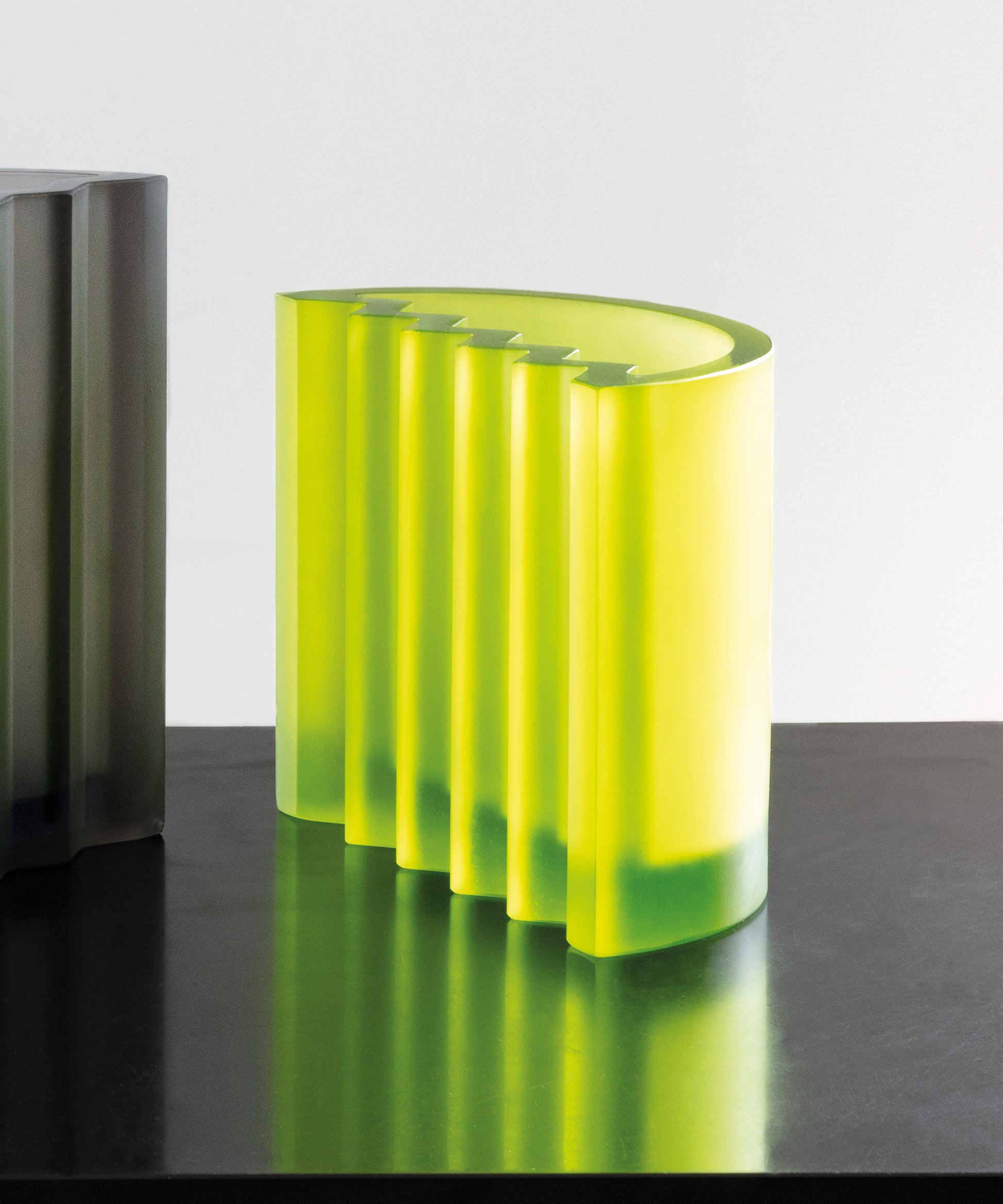 Vase Zigzag petit modèle de Victoria Wilmotte en verre Daum, design moderne avec motif en zigzag, vue en gros plan.